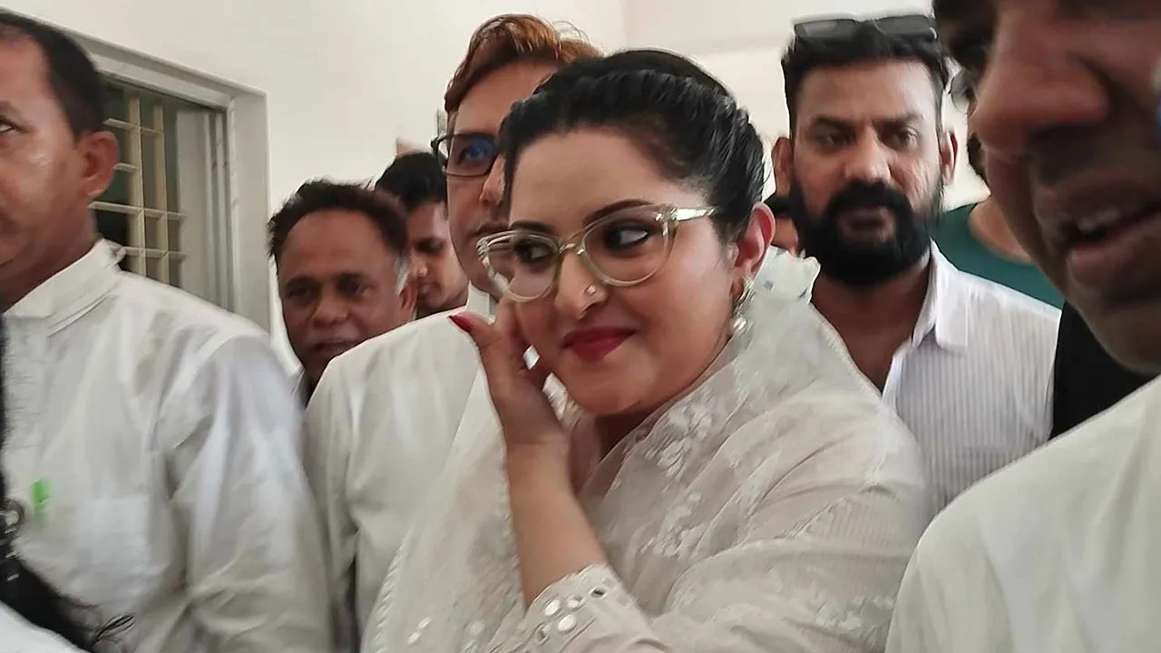 আত্মসমর্পণ করে জামিন পেলেন পরীমণি