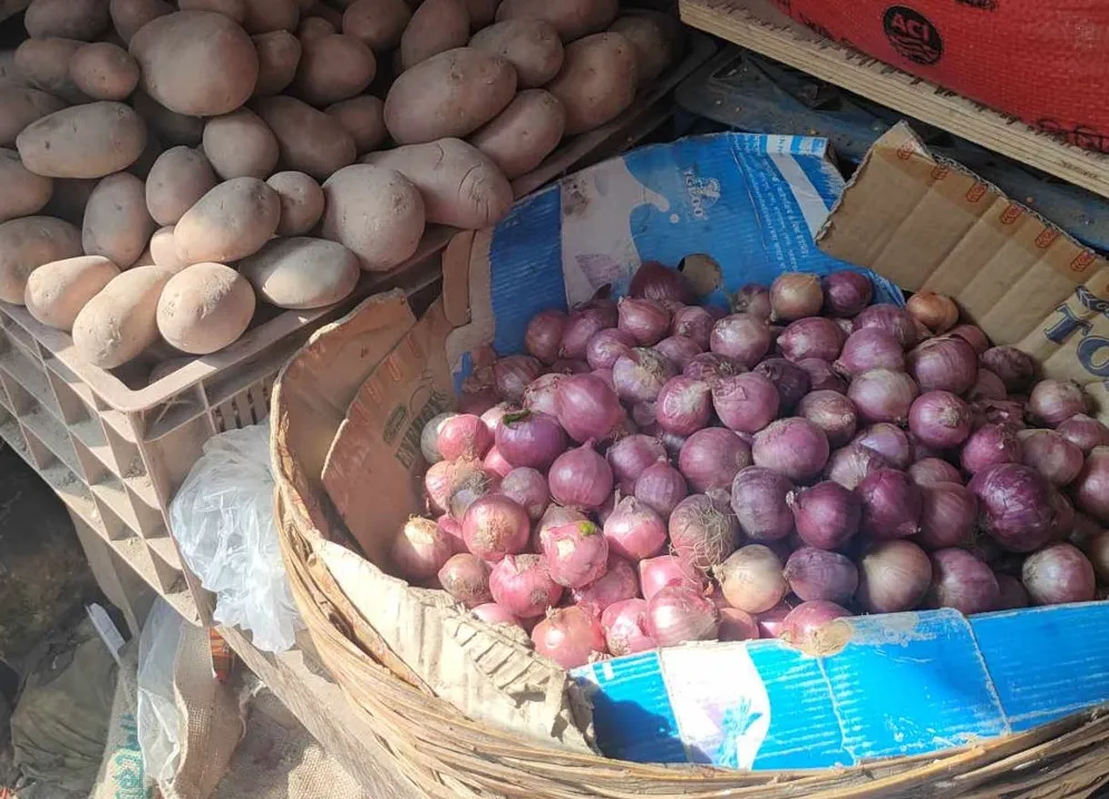 পেঁয়াজ উঠলো ১৫০ টাকায়, কমেনি আলুর দাম
