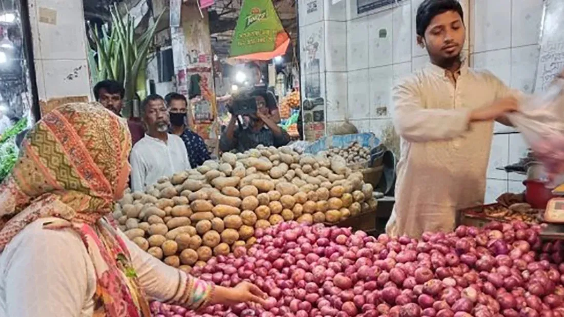 Price of imported onions drops; new and old potatoes sold at same rate