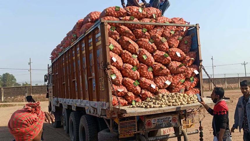 Potato import from India through Hili Land port begins