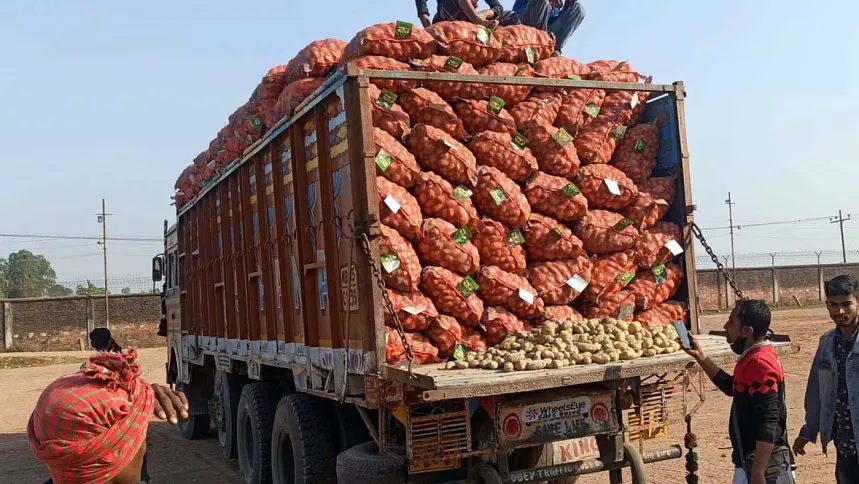 Potato import from India through Hili Land port begins