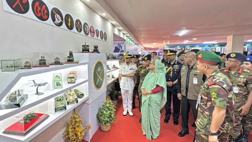 প্রধানমন্ত্রীর সমরাস্ত্র প্রদর্শনী উদ্বোধন