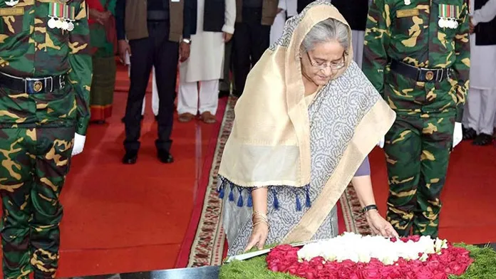 জাতির পিতার প্রতিকৃতিতে প্রধানমন্ত্রীর ফুলেল শ্রদ্ধা