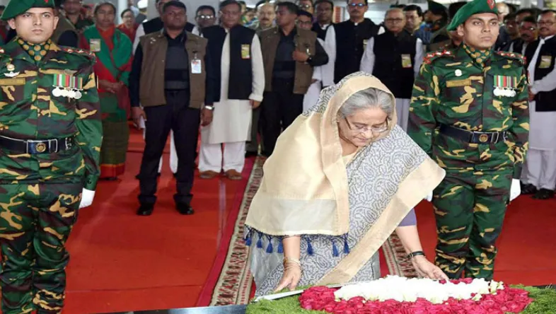 বঙ্গবন্ধুর প্রতিকৃতিতে প্রধানমন্ত্রীর পুষ্পস্তবক অর্পণ
