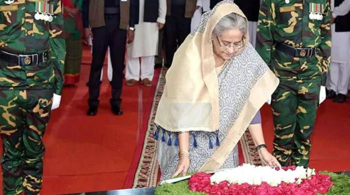 বঙ্গবন্ধুর প্রতিকৃতিতে প্রধানমন্ত্রীর ফুল দিয়ে শ্রদ্ধা