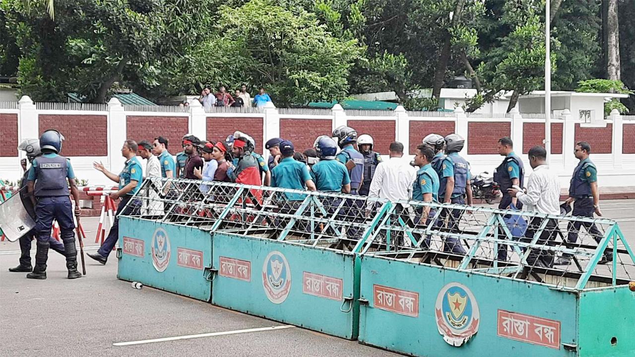 রাষ্ট্রপতির কাছে স্মারকলিপি জমা দিলেন আন্দোলনকারীরা