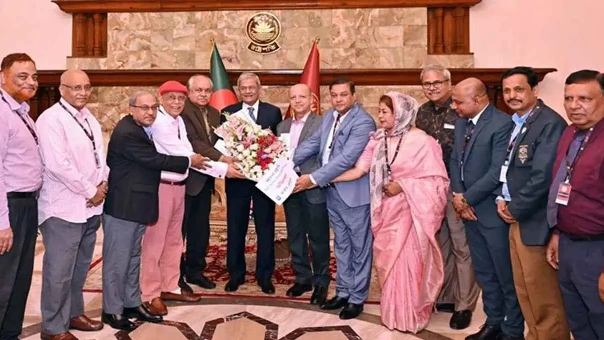 গণতন্ত্রকে বাঁচাতে হলে গণমাধ্যমকেও বাঁচাতে হবে