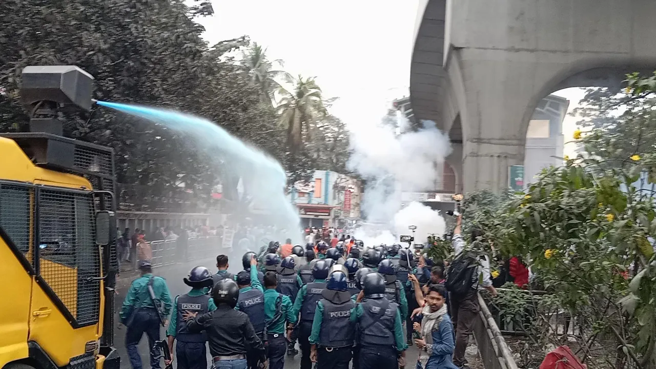 সাউন্ড গ্রেনেড-জলকামানে পণ্ড আউটসোর্সিং কর্মীদের অবস্থান কর্মসূচি