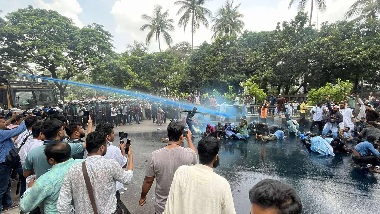প্রেসক্লাবে আন্দোলনকারীদের লক্ষ্য করে জলকামান ও সাউন্ড গ্রেনেড নিক্ষেপ