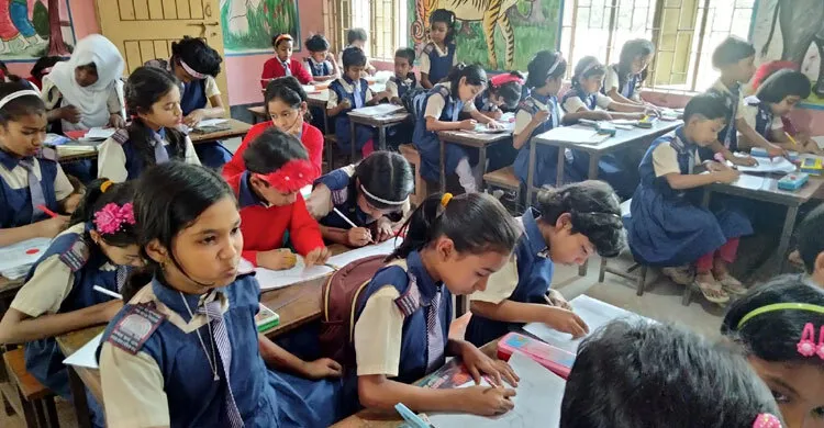 প্রাথমিক বিদ্যালয়ে ক্লাস শুরু আজ, মাধ্যমিক খুলবে বুধবার