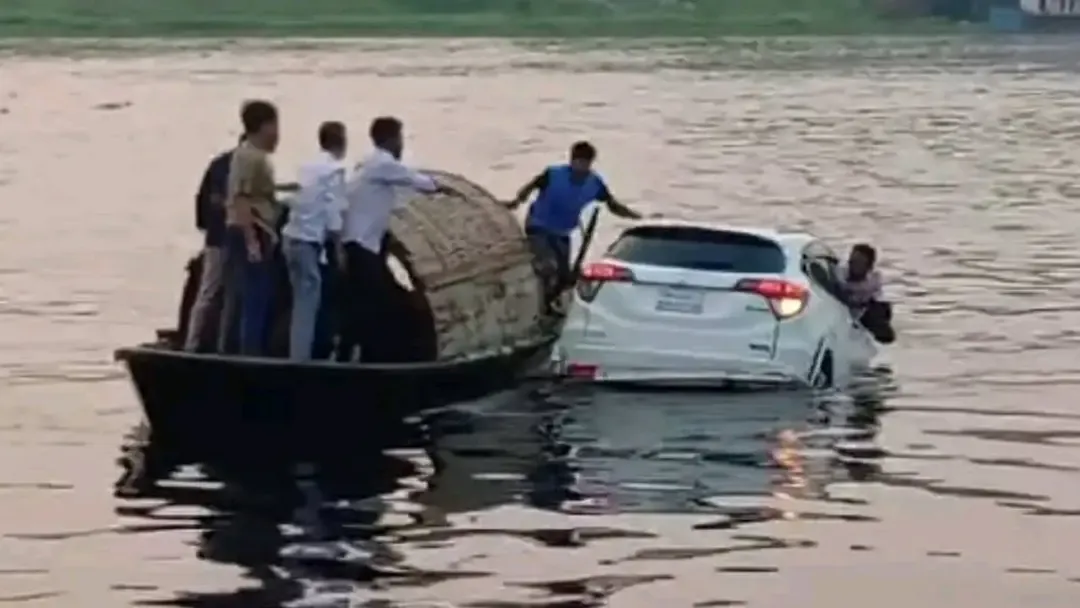 ফেরি থেকে নদীতে পড়ে গেল প্রাইভেটকার