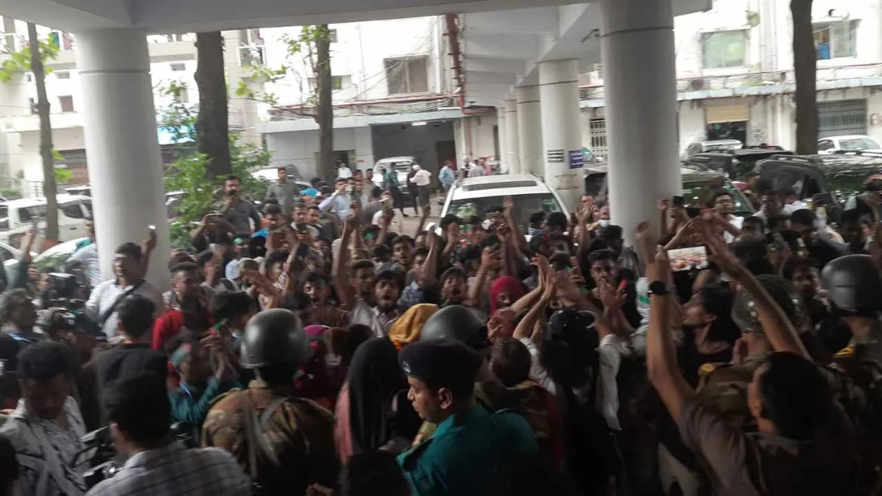 সচিবালয়ে ঢুকে পড়া অর্ধশতাধিক শিক্ষার্থী আটক