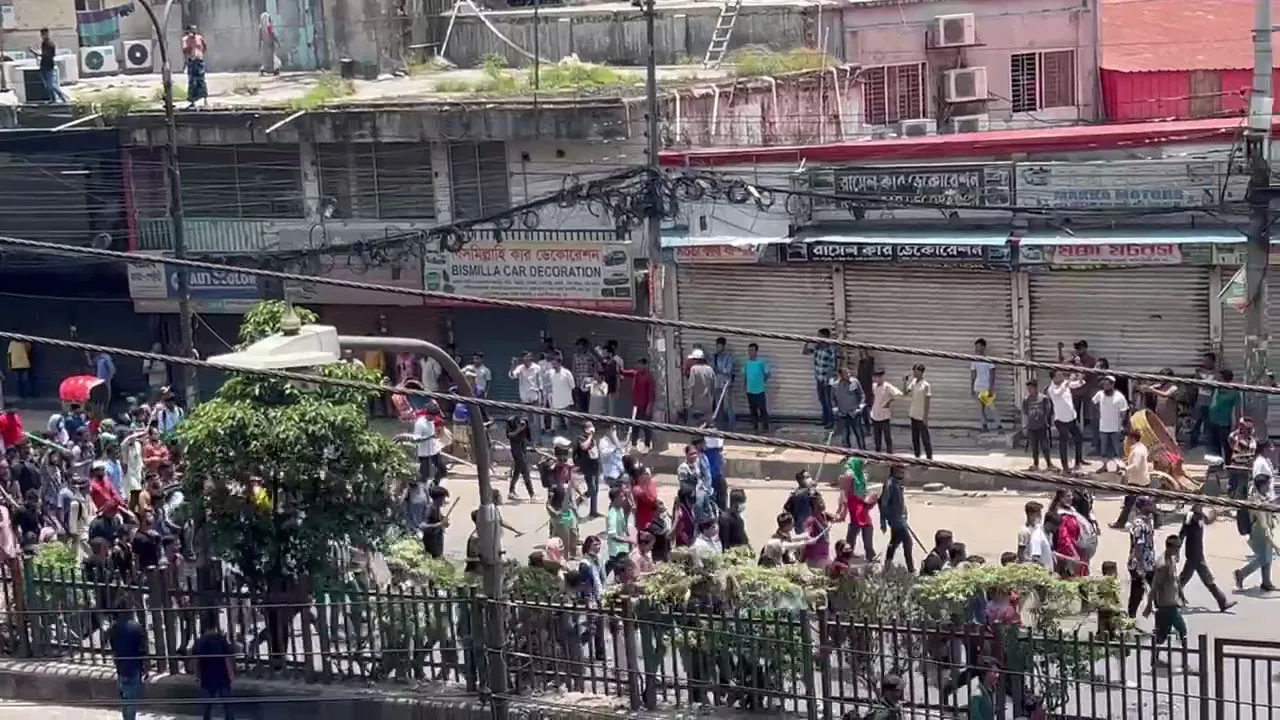 বিশ্ববিদ্যালয় শিক্ষার্থীদের দখলে প্রগতি সরণি