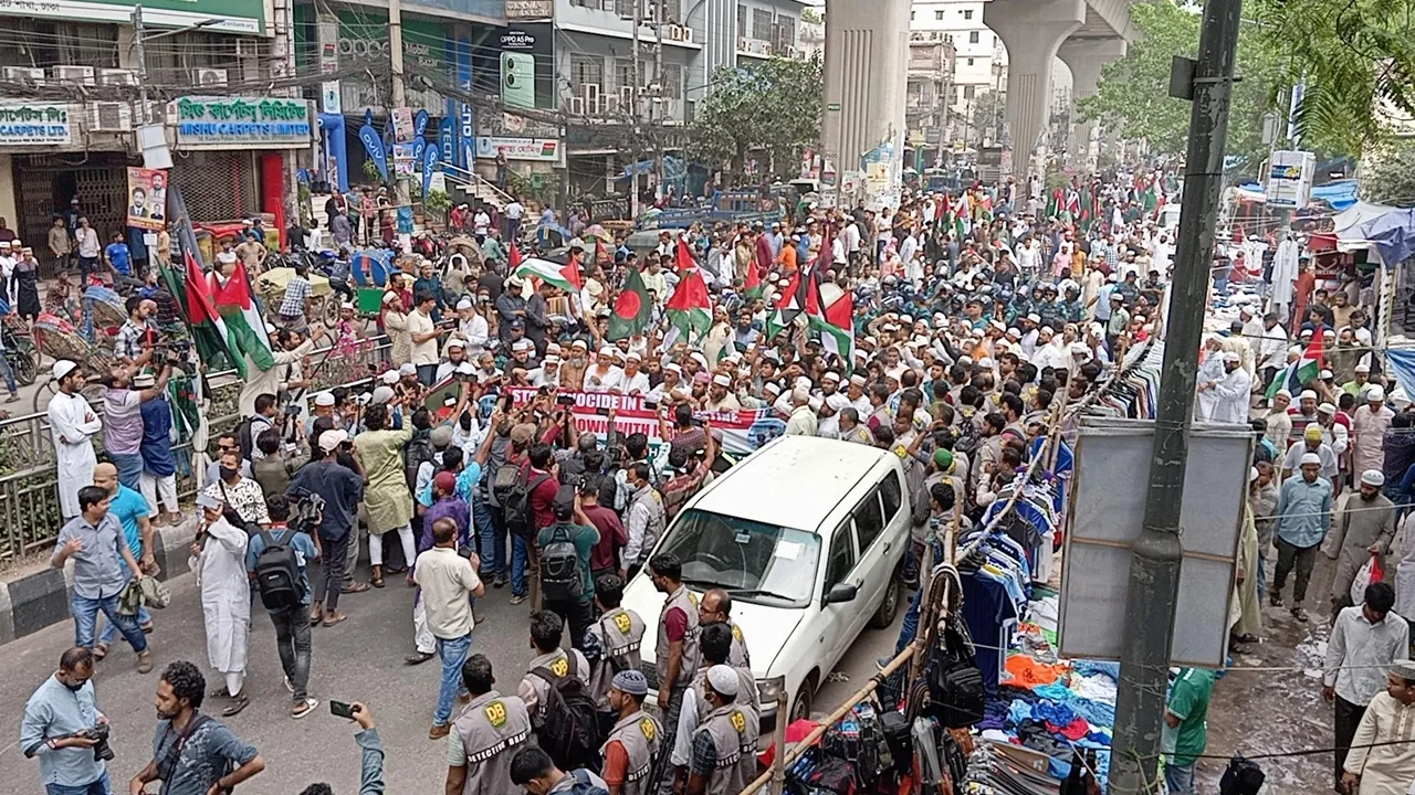 গাজায় ইসরাইলি হামলার প্রতিবাদে বায়তুল মোকাররমে বিক্ষোভ মিছিল