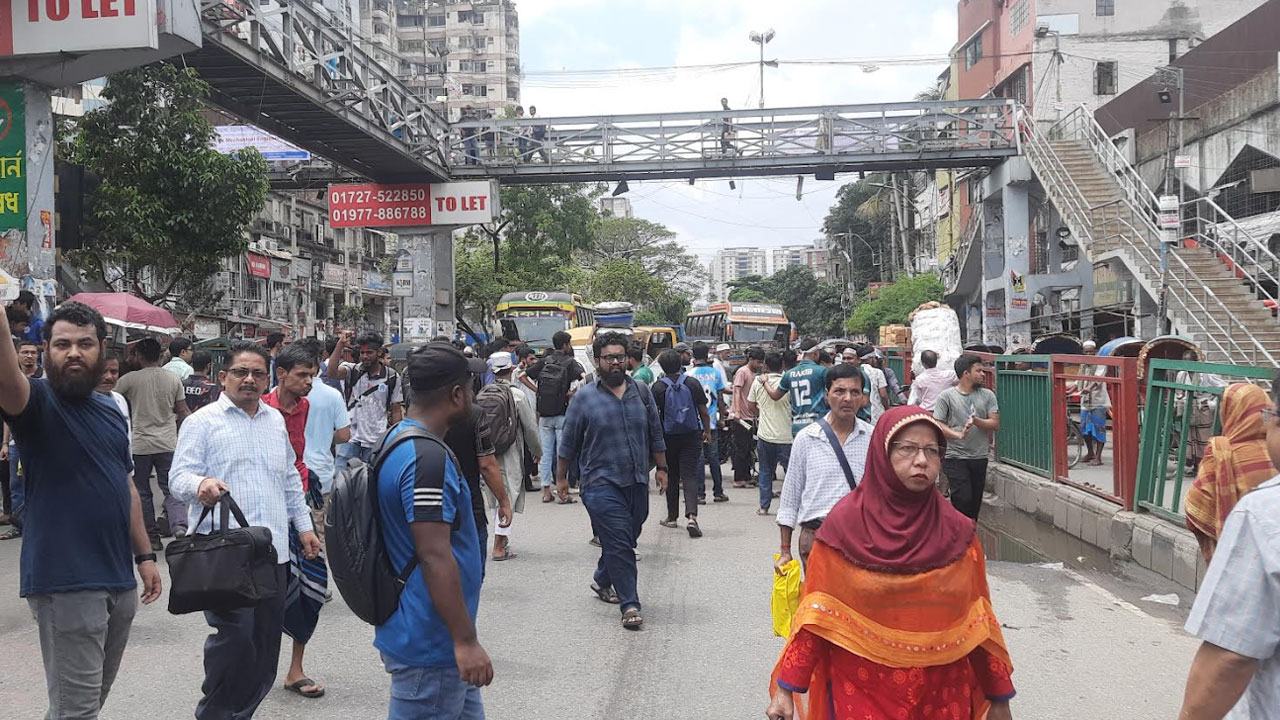 সায়েন্সল্যাবে শিক্ষার্থীদের অবরোধ, যানচলাচল বন্ধ