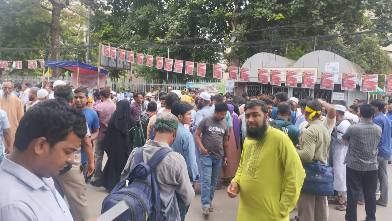 ১৮তম নিবন্ধনের ভাইভা নিয়ে শাহবাগে সমাবেশ