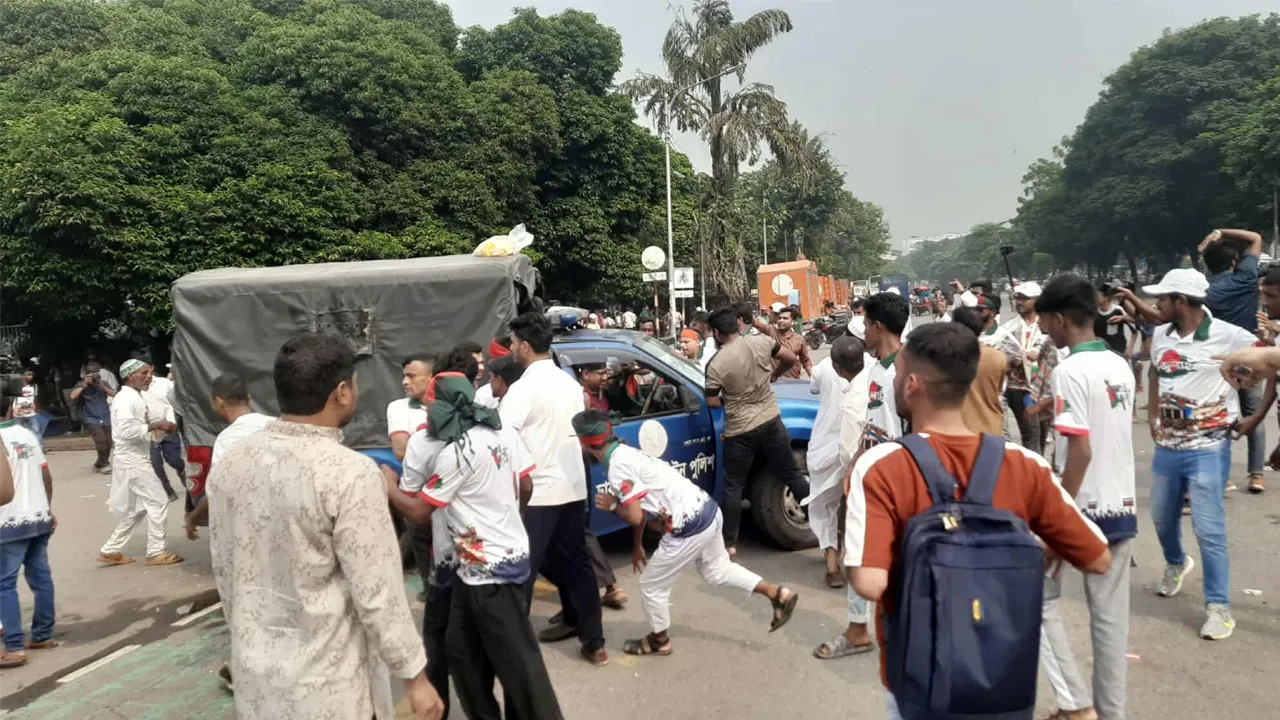 ‘জুলাই যোদ্ধাদের’ সঙ্গে পুলিশের ধাওয়া-পাল্টা ধাওয়া