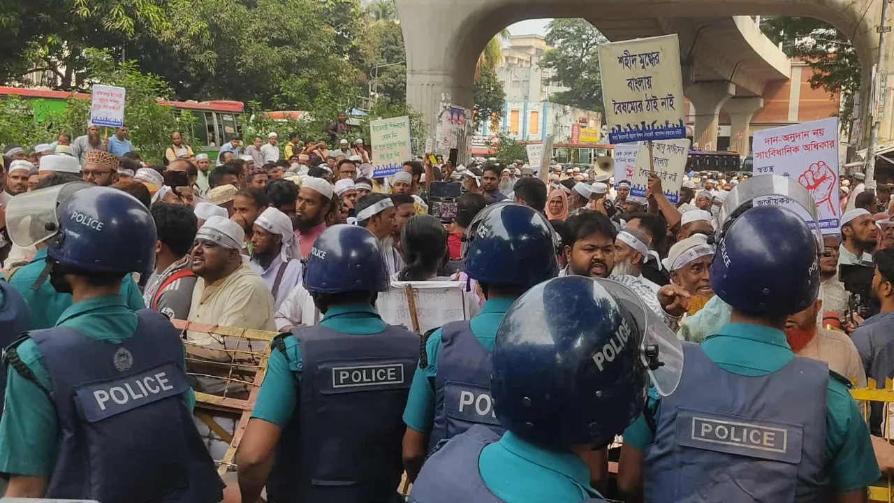 ইবতেদায়ী শিক্ষকদের পদযাত্রা আটকে দিলো পুলিশ