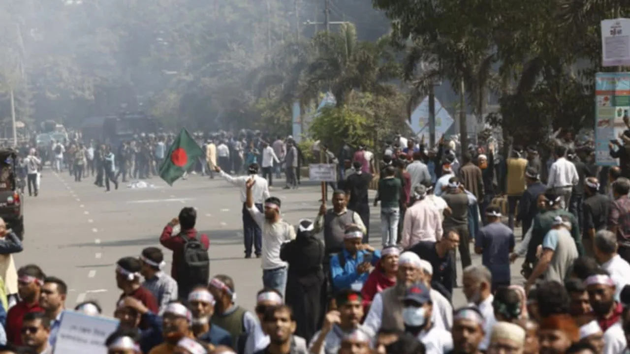 আন্দোলনকারীদের যমুনার সামনে থেকে সরিয়ে দিয়েছে পুলিশ