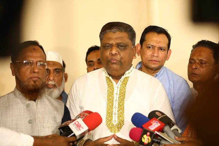 লন্ডনে পাড়ি দিলেন সিলেটের সাবেক মেয়র আনোয়ারুজ্জামান
