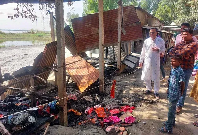 চৌহালীতে আওয়ামী লীগের অস্থায়ী কার্যালয়ে আগুন