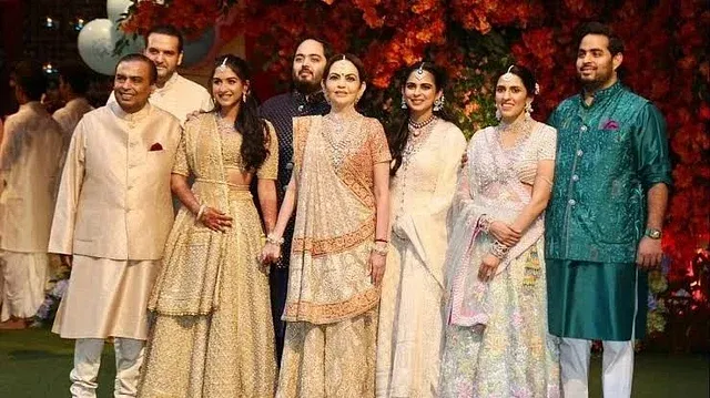 ভারতের শীর্ষ ধনী আম্বানি পরিবারে নারীরা পরেনা সোনার গয়না