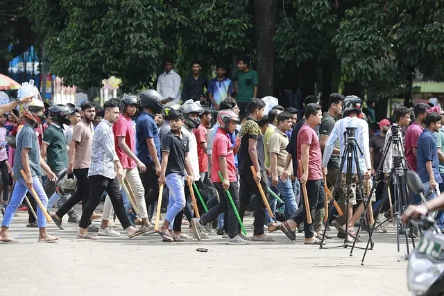 হকিস্টিক–স্টাম্প–লাঠি হাতে রাজু ভাস্কর্যের পাদদেশে জড়ো হচ্ছে ছাত্রলীগ