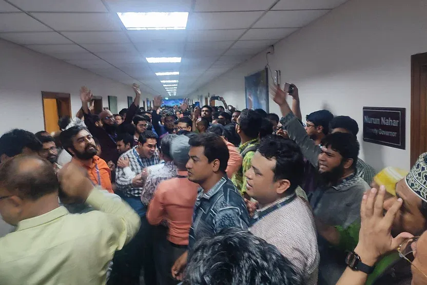 বাংলাদেশ ব্যাংকে বিক্ষোভ, পদত্যাগ করেছেন ডেপুটি গভর্নরসহ ছয় শীর্ষ কর্মকর্তা