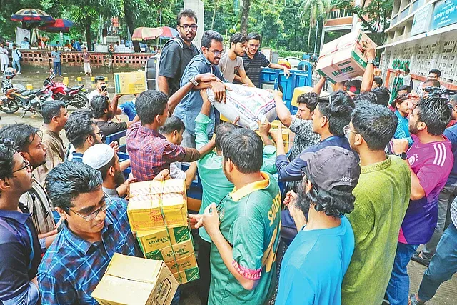 টিএসসিতে দিনরাত খাটছেন শিক্ষার্থীরা, গতকাল সংগ্রহ প্রায় দেড় কোটি টাকা