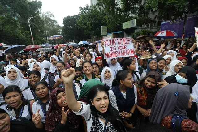 উত্তরায় বৃষ্টিতে ভিজে ‘মার্চ ফর জাস্টিস কর্মসূচিতে’ শিক্ষার্থীরা, স্লোগানে উত্তাল