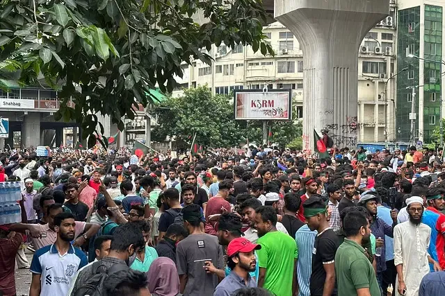 মিছিল নিয়ে ঢাকার রাস্তায় হাজার হাজার মানুষ