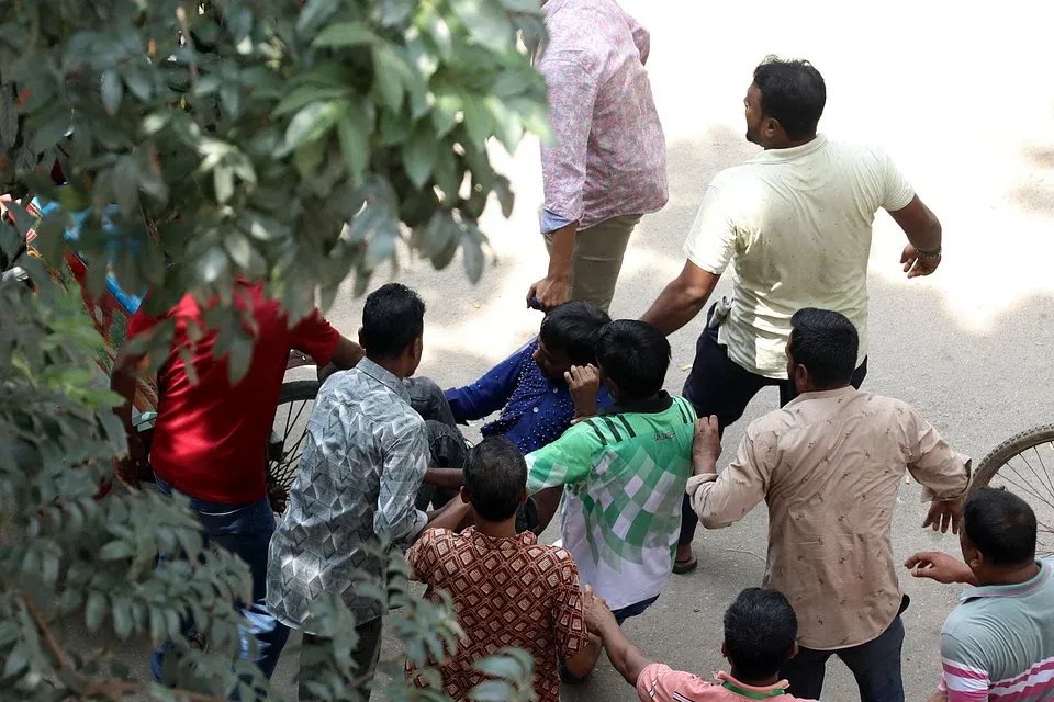 বগুড়ায় হিরো আলমের ওপর হামলা, কান ধরে ওঠবস
