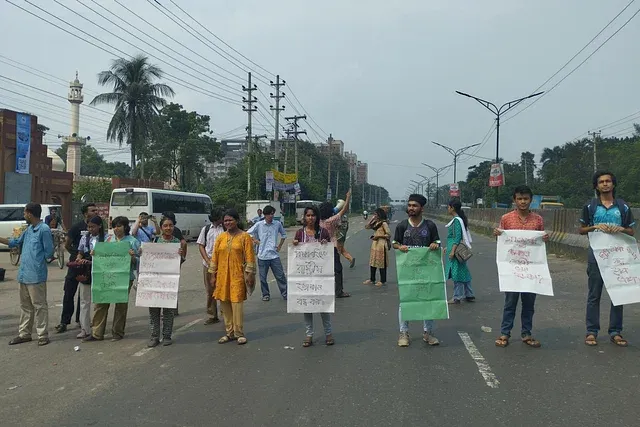 শ্রমিক নিহতের প্রতিবাদে জাবি শিক্ষার্থীদের মহাসড়ক অবরোধ