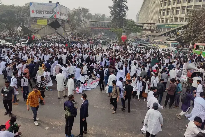 এবার শাহবাগ অবরোধ ম্যাটস শিক্ষার্থীদের