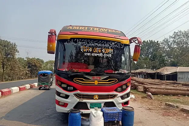 ঢাকা-রাজশাহী রুটে চলন্ত বাসে ডাকাতির যে বর্ণনা দিলেন যাত্রীরা