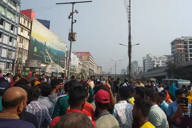 বনানীতে সড়ক দুর্ঘটনায় নিহত ১, প্রতিবাদে অবরোধ, যানজট