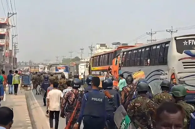 শ্রমিক মারধরের ঘটনায় ঢাকা-টাঙ্গাইল মহাসড়ক অবরোধ, ১৫ কারখানায় ছুটি ঘোষণা