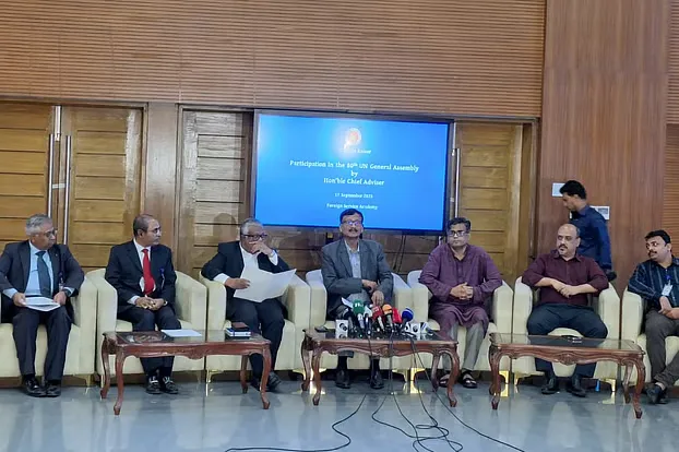 প্রধান উপদেষ্টার সফরসঙ্গী  বিএনপি, জামায়াত, এনসিপির ৪ নেতা