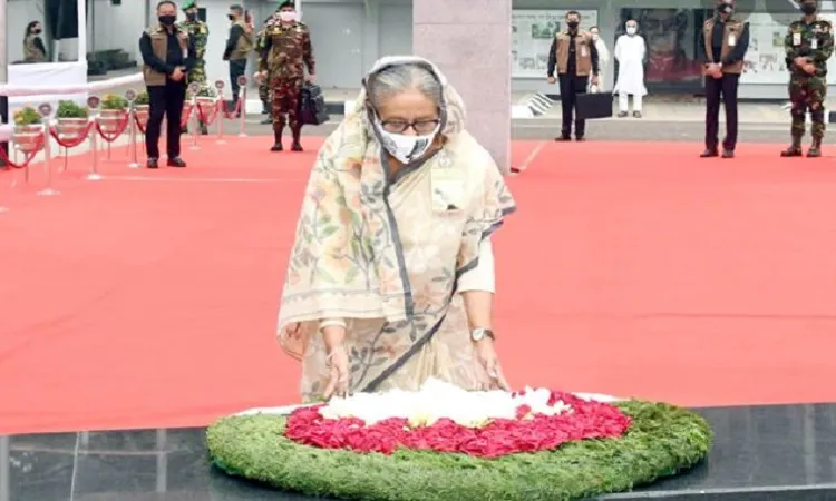 মহান বিজয় দিবস উপলক্ষে বঙ্গবন্ধুর প্রতিকৃতিতে প্রধানমন্ত্রীর শ্রদ্ধা