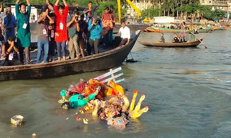 প্রতিমা বিসর্জনের মধ্য দিয়ে দুর্গোৎসবের সমাপ্তি