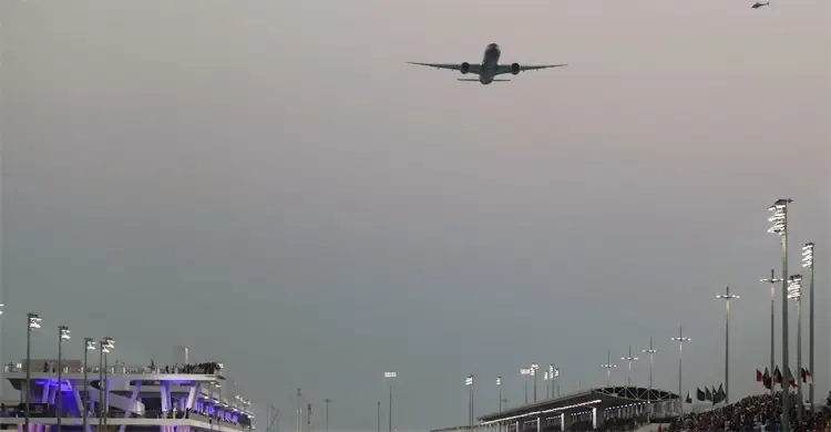 সীমিত ফ্লাইট চলাচলে আকাশসীমা আংশিকভাবে খুলে দিচ্ছে কাতার