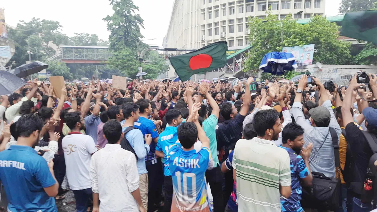 কোটা বাতিলের দাবিতে শাহবাগে ঢাবি শিক্ষার্থীদের অবস্থান