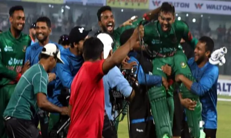 মিরাজকে কাঁধে তুলে সাকিবদের জয় উদযাপন