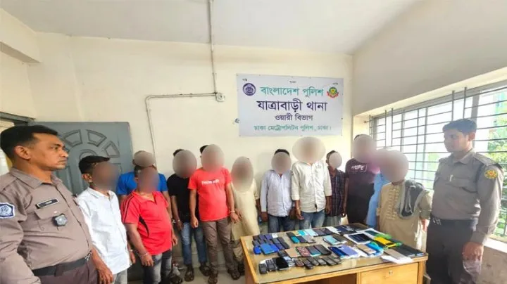 ৬২ চোরাই মোবাইল ফোনসহ চক্রের ১২ সদস্য গ্রেফতার