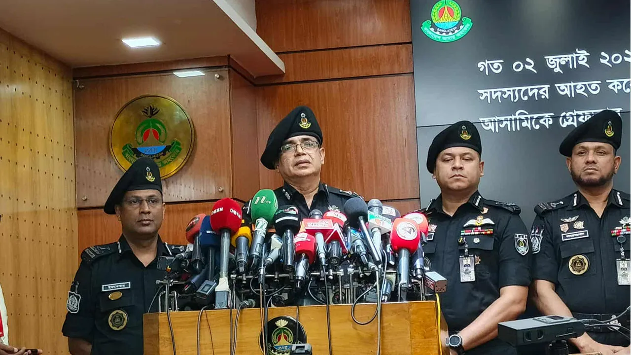 ছেলের পরকীয়া ঠেকাতে কাঠমান্ডুগামী বিমানে বোমার জানান মা: র‌্যাব