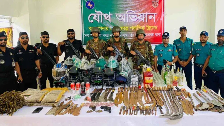 মোহাম্মদপুরের জেনেভা ক্যাম্পে অভিযান, অস্ত্র-মাদকসহ গ্রেপ্তার ৩৪