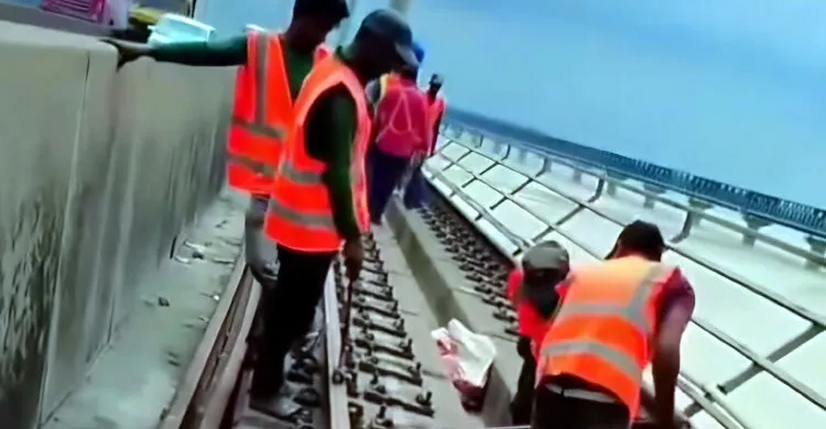 তুলে ফেলা হচ্ছে যমুনা সেতুর রেলপথ