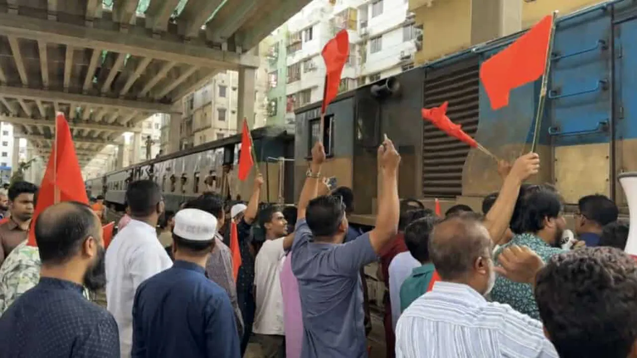 ‘বৃহত্তর সিলেটবাসী’ ব্যানারে ঢাকায় ট্রেন আটকে বিক্ষোভ