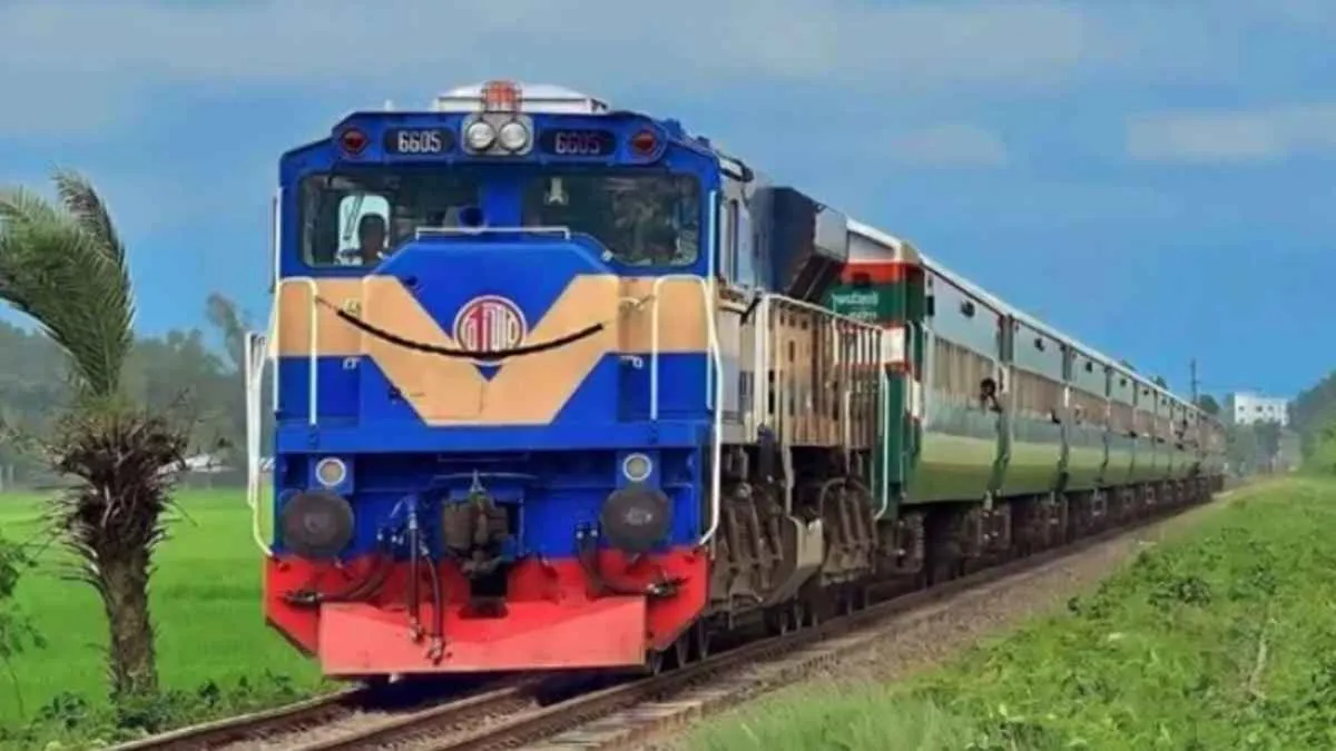 ভাঙা লাইন মেরামত শেষে রাজশাহী রুটে ছুটল ট্রেন