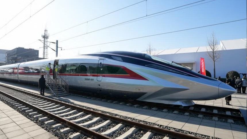 China unveils high-speed train capable of 450 km/h
